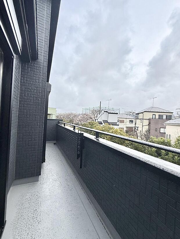 【バルコニー】■ 空を眺めながら、ほっと一息つける特別な空間