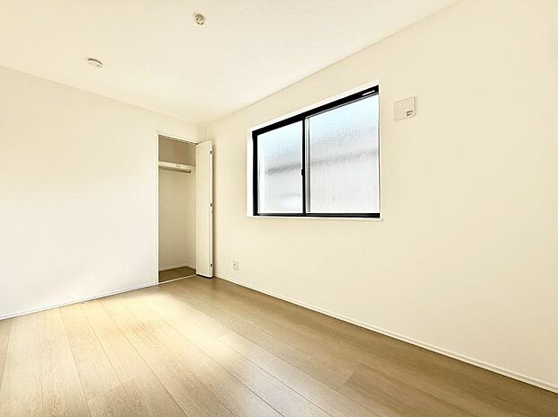 【リビング以外の居室】■落ち着いた色合いのお部屋で穏やかな時間を楽しめます