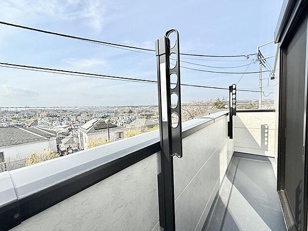 【バルコニー】■ 季節の移ろいを感じられる開放的な空間です