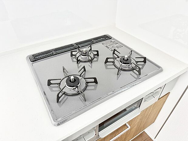 【3口ガスコンロ】■３口コンロのシステムキッチンで料理の手順もスムーズに