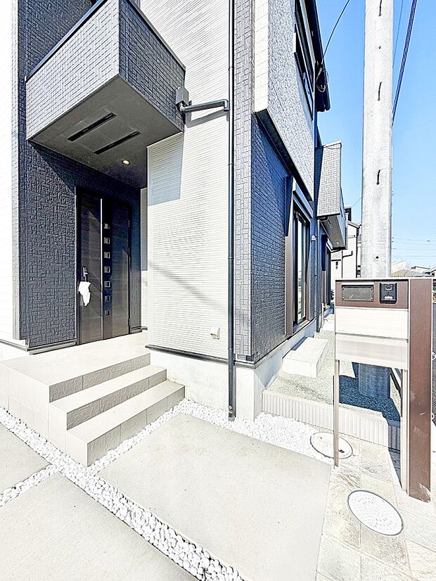 【玄関】■ シンプルで美しく、住まいの第一印象を彩る玄関です