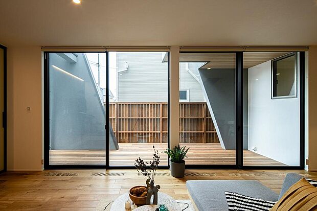 【リビング】■光と風を感じる、リラックスできる空間