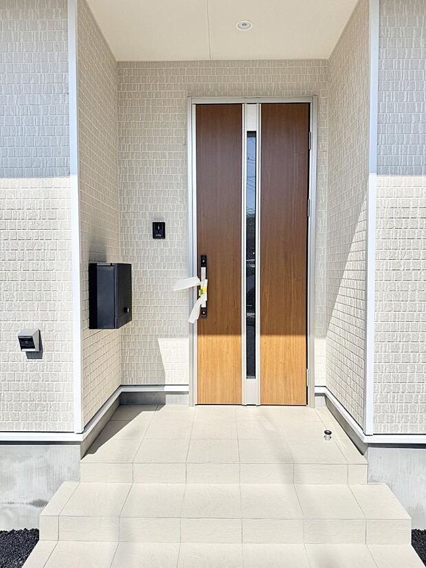 【玄関】■ シンプルで美しく、住まいの第一印象を彩る玄関です