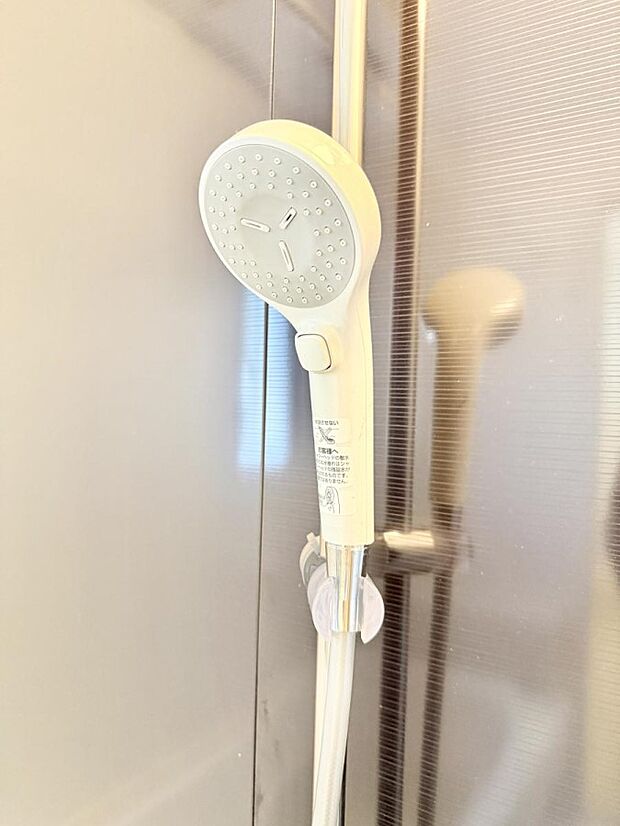 【止水シャワーヘッド】■手元で簡単に止水できるため、水の無駄遣いを減らすことができます。