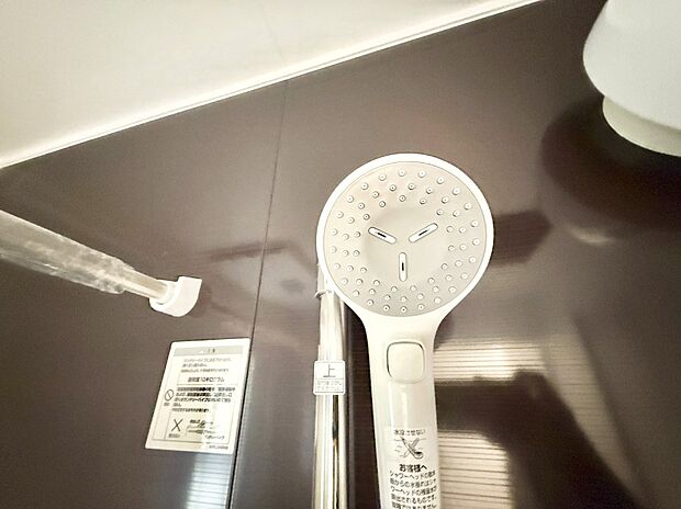 【止水シャワーヘッド】■手元で簡単に止水できるため、水の無駄遣いを減らすことができます。