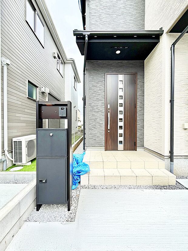 【玄関】■ 心地よい暮らしへとつながる、温かい玄関