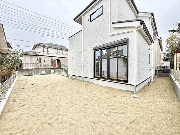 【庭】■敷地内にゆとりある緑のスペースがあり、穏やかな雰囲気です