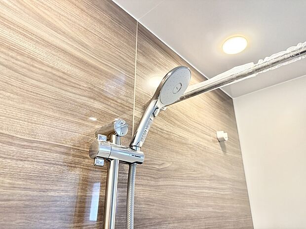 【止水シャワーヘッド】■手元で簡単に止水できるため、水の無駄遣いを減らすことができます。