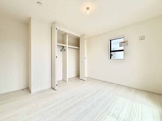 【リビング以外の居室】■清潔感あふれるお部屋で毎日を快適に過ごせます