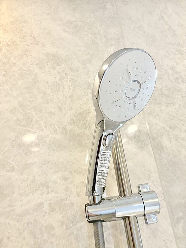 【止水シャワーヘッド】■手元で簡単に止水できるため、水の無駄遣いを減らすことができます。