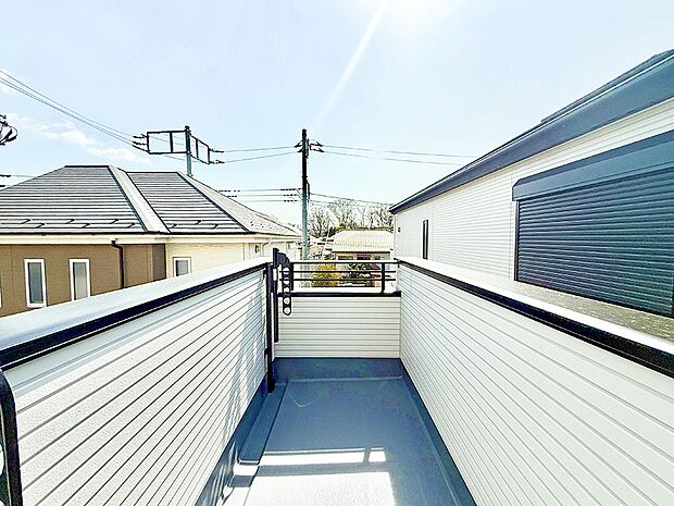 【バルコニー】■ 季節の移ろいを感じられる開放的な空間です