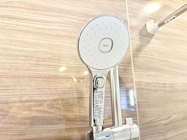 【止水シャワーヘッド】■手元で簡単に止水できるため、水の無駄遣いを減らすことができます。