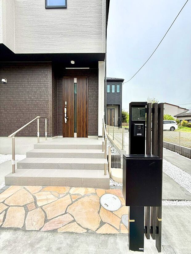 【玄関】■ 家族とゲストをやさしく迎える、心温まる玄関