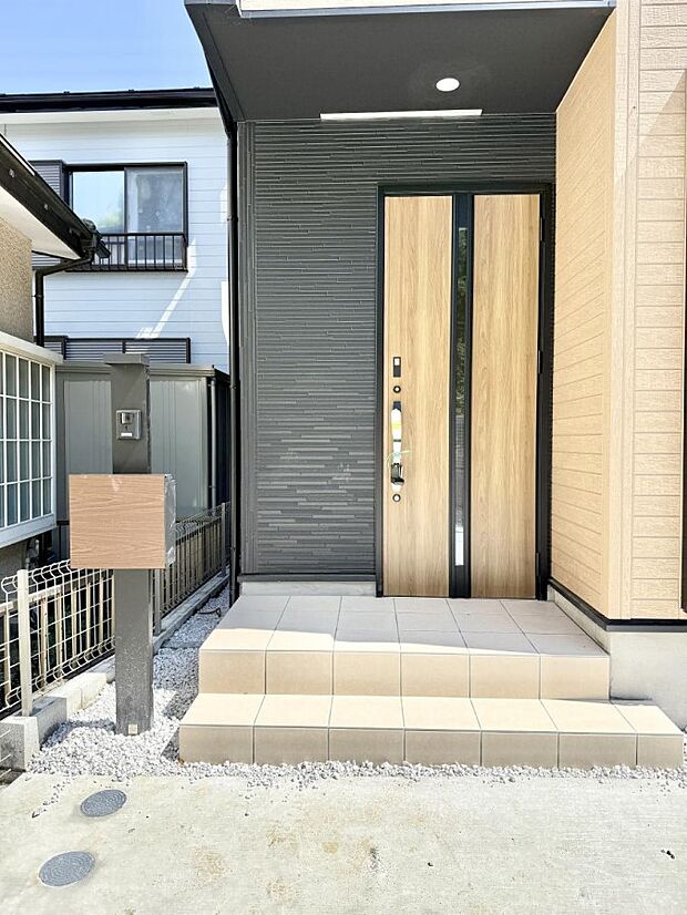 【玄関】■ 心地よい暮らしへとつながる、温かい玄関