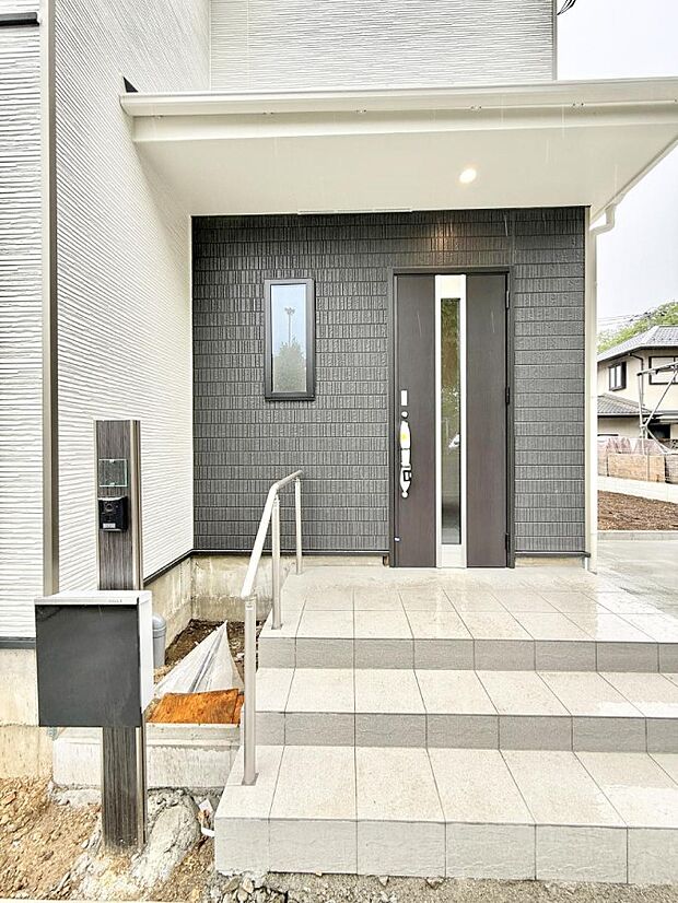 【玄関】■ シンプルで美しく、住まいの第一印象を彩る玄関です