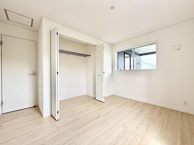 【リビング以外の居室】■落ち着いた色合いのお部屋で穏やかな時間を楽しめます