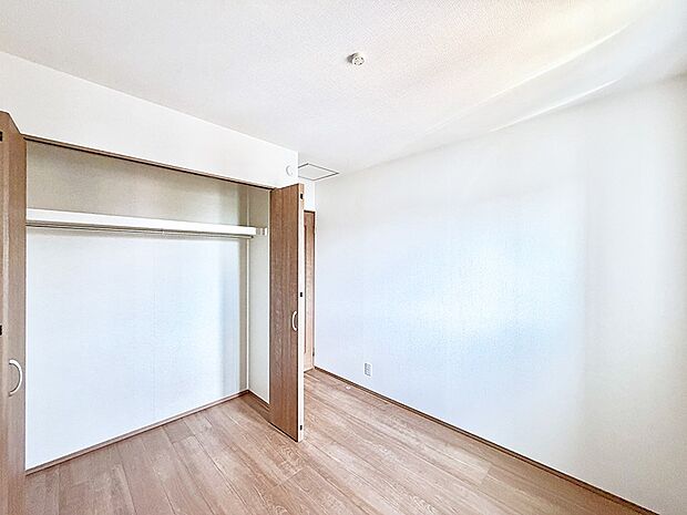 【リビング以外の居室】■落ち着いた色合いのお部屋で穏やかな時間を楽しめます