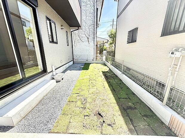 【庭】■敷地内にゆとりある緑のスペースがあり、穏やかな雰囲気です