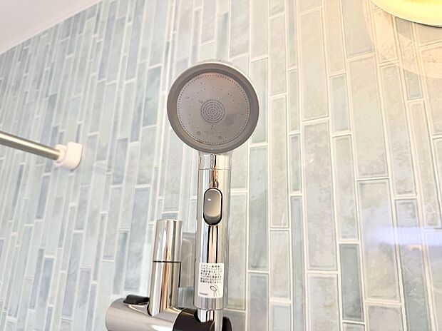 【止水シャワーヘッド】■手元で簡単に止水できるため、水の無駄遣いを減らすことができます。