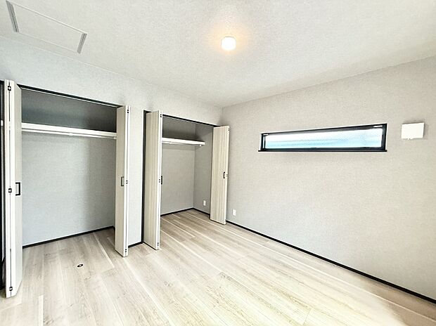 【リビング以外の居室】■落ち着いた色合いのお部屋で穏やかな時間を楽しめます