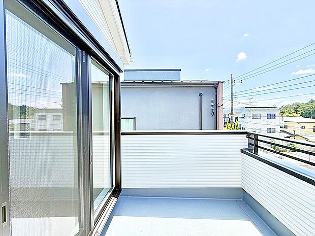 【バルコニー】1号棟 ■ 季節の移ろいを感じられる開放的な空間です
