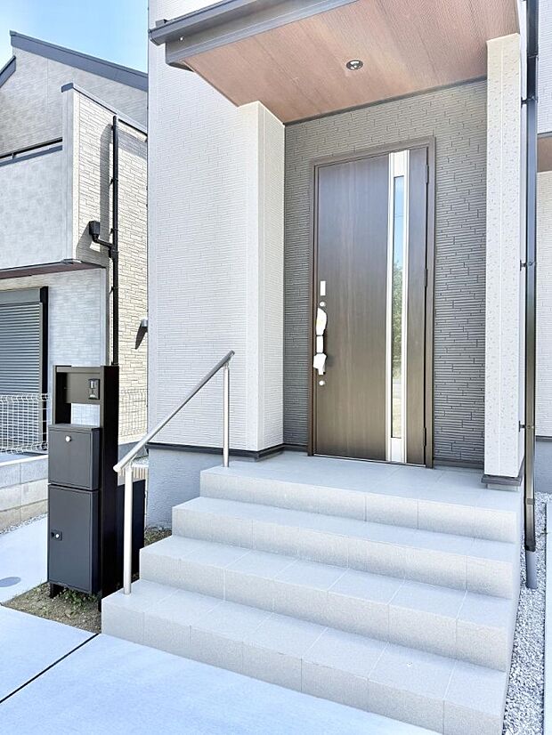 【玄関】7号棟  ■ ここから始まる、笑顔あふれる毎日