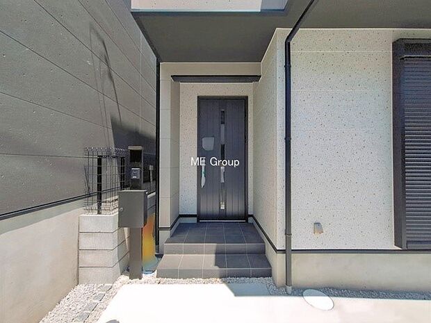 【玄関】B号棟  ■ シンプルで美しく、住まいの第一印象を彩る玄関です