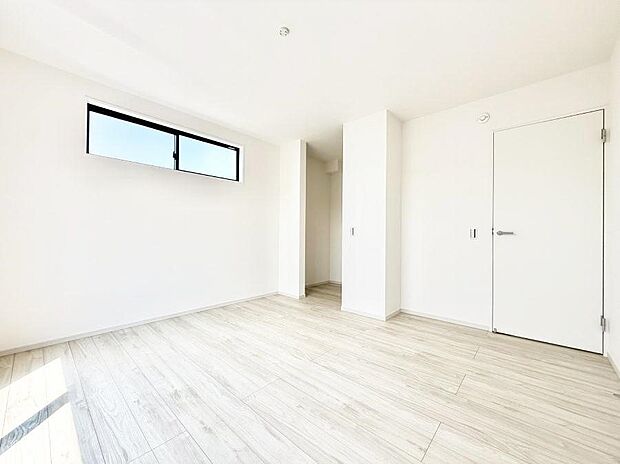 【寝室】1号棟 ■窓の配置や通気性の良い設計で部屋の空気がこもらず、常に新鮮な空気が流れます