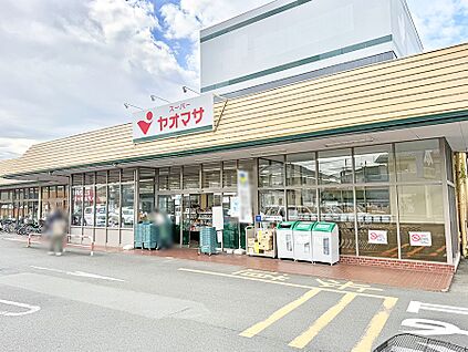 ヤオマサ螢田店 600m(8分)