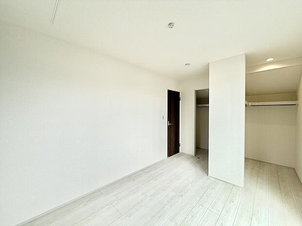 【リビング以外の居室】2号棟 ■清潔感あふれるお部屋で毎日を快適に過ごせます