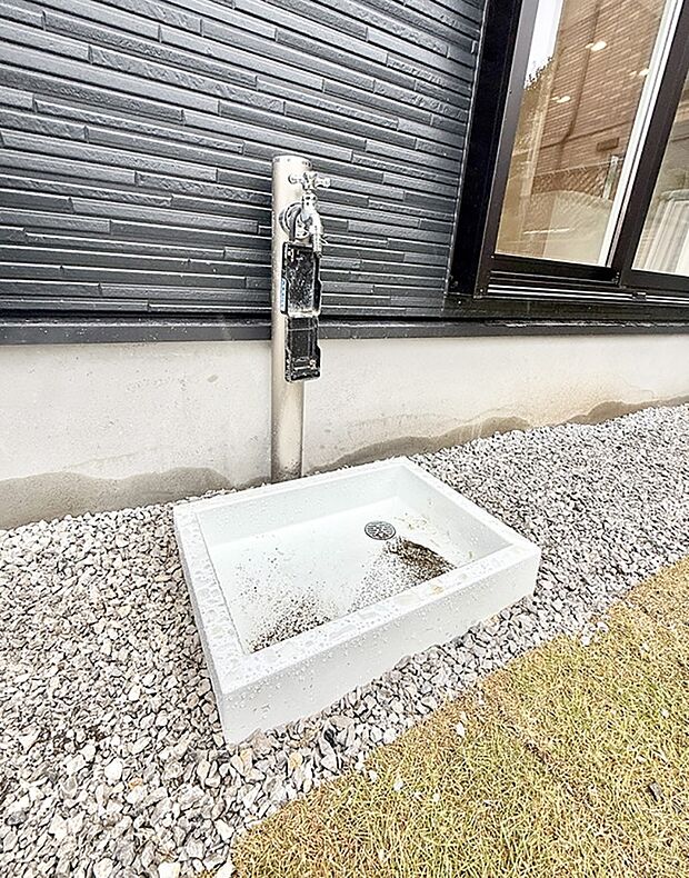 【その他現地】1号棟 ■ガーデニングや洗車などの際に大活躍な屋外立水栓