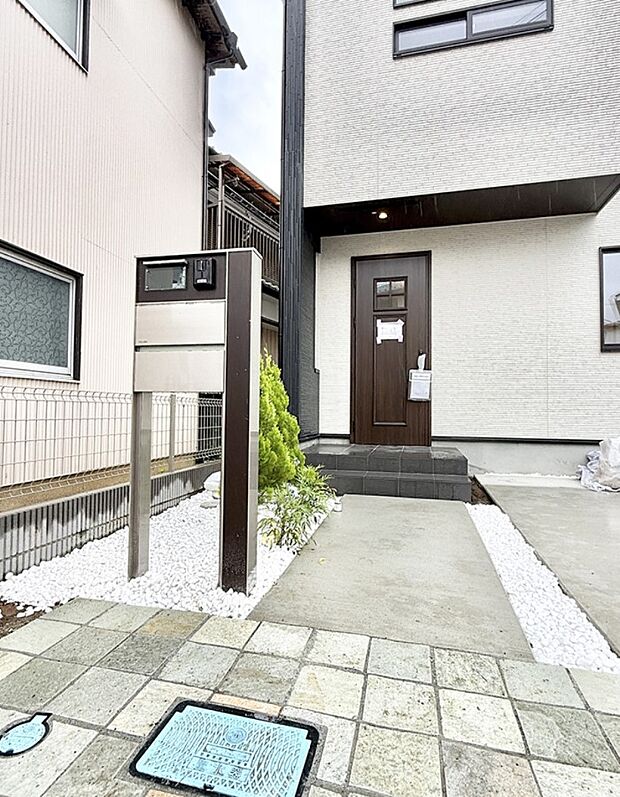【玄関】1号棟 ■ 心地よい暮らしへとつながる、温かい玄関