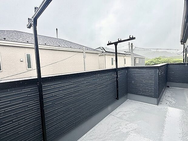【バルコニー】2号棟  ■ 季節の移ろいを感じられる開放的な空間です
