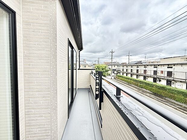 【玄関】1号棟  ■ 帰るたびにホッとする、安心感のある佇まい