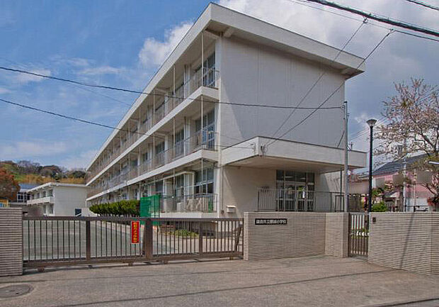 鎌倉市立腰越小学校(約900m・徒歩12分)