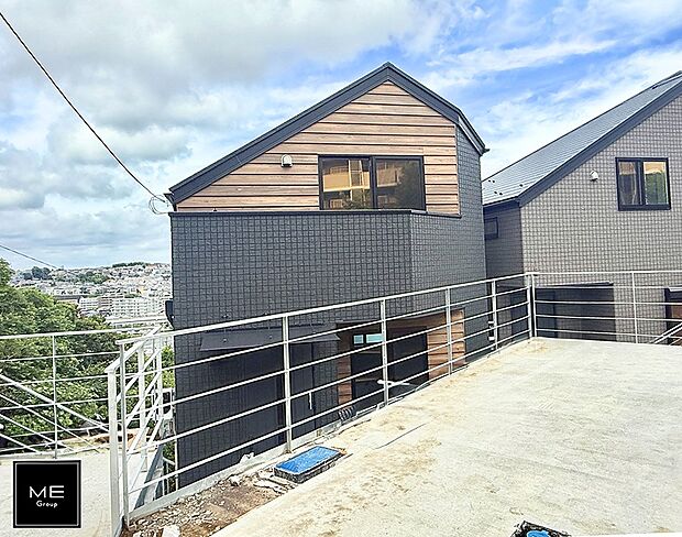 【現地外観写真】A号棟  ■暮らしを彩る充実した設備仕様が備わった住まい