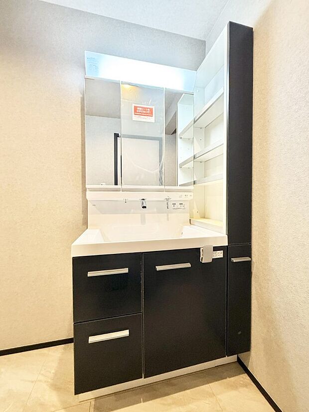 【洗面台・洗面所】B号棟  ■朝の準備がスムーズにできる広さです