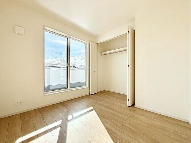【リビング以外の居室】D号棟  ■落ち着いた色合いのお部屋で穏やかな時間を楽しめます
