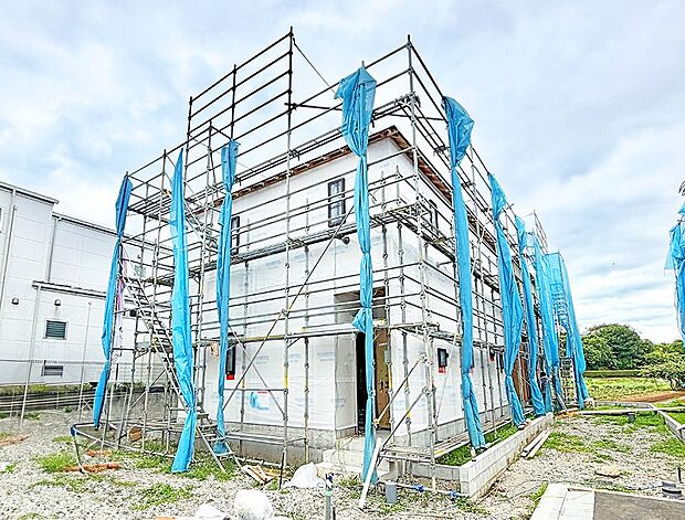 【現地外観写真】4号棟  ■暮らしを彩る充実した設備仕様が備わった住まい