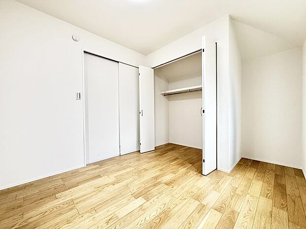 【リビング以外の居室】■落ち着いた色合いのお部屋で穏やかな時間を楽しめます