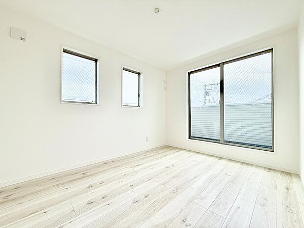 【リビング以外の居室】■落ち着いた色合いのお部屋で穏やかな時間を楽しめます