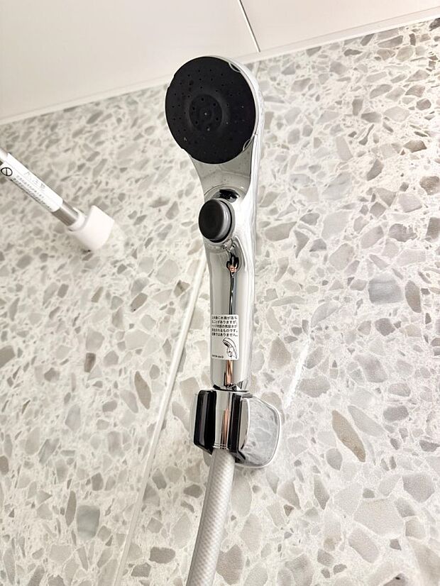 【止水シャワーヘッド】■手元で簡単に止水できるため、水の無駄遣いを減らすことができます。