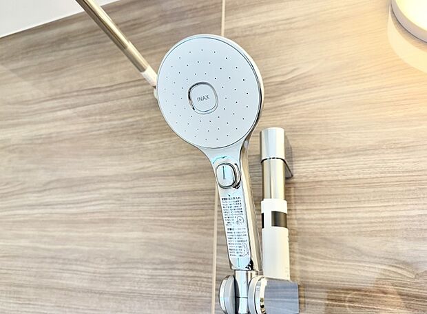 【止水シャワーヘッド】■手元で簡単に止水できるため、水の無駄遣いを減らすことができます。