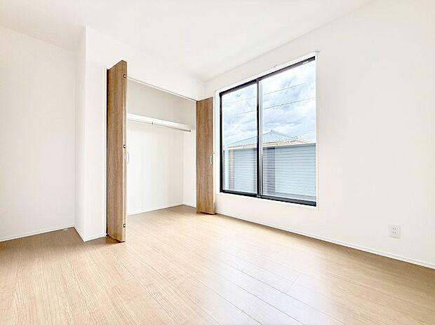 【リビング以外の居室】■落ち着いた色合いのお部屋で穏やかな時間を楽しめます