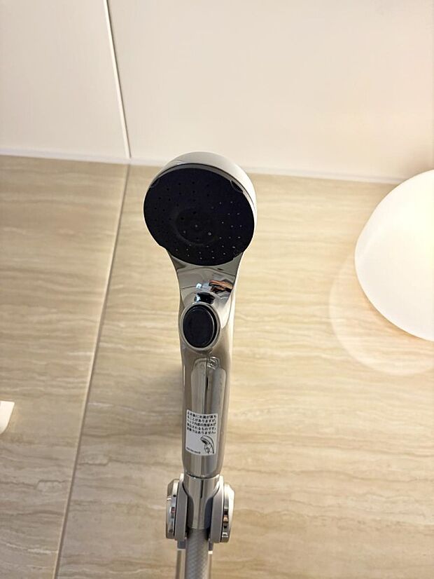 【止水シャワーヘッド】■手元で簡単に止水できるため、水の無駄遣いを減らすことができます。