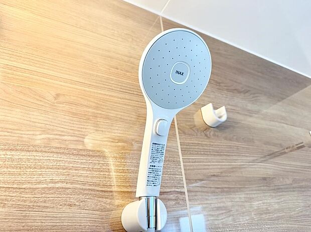 【止水シャワーヘッド】■手元で簡単に止水できるため、水の無駄遣いを減らすことができます。