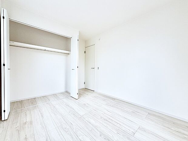 【リビング以外の居室】1号棟  ■シンプルで使いやすい空間がスッキリ感じられます