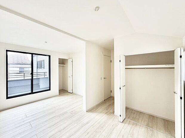 【リビング以外の居室】1号棟 ■清潔感あふれるお部屋で毎日を快適に過ごせます
