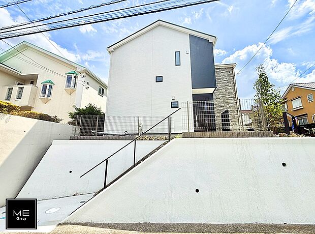 【現地外観写真】1号棟 ■暮らしを彩る充実した設備仕様が備わった住まい