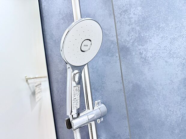 【止水シャワーヘッド】■手元で簡単に止水できるため、水の無駄遣いを減らすことができます。